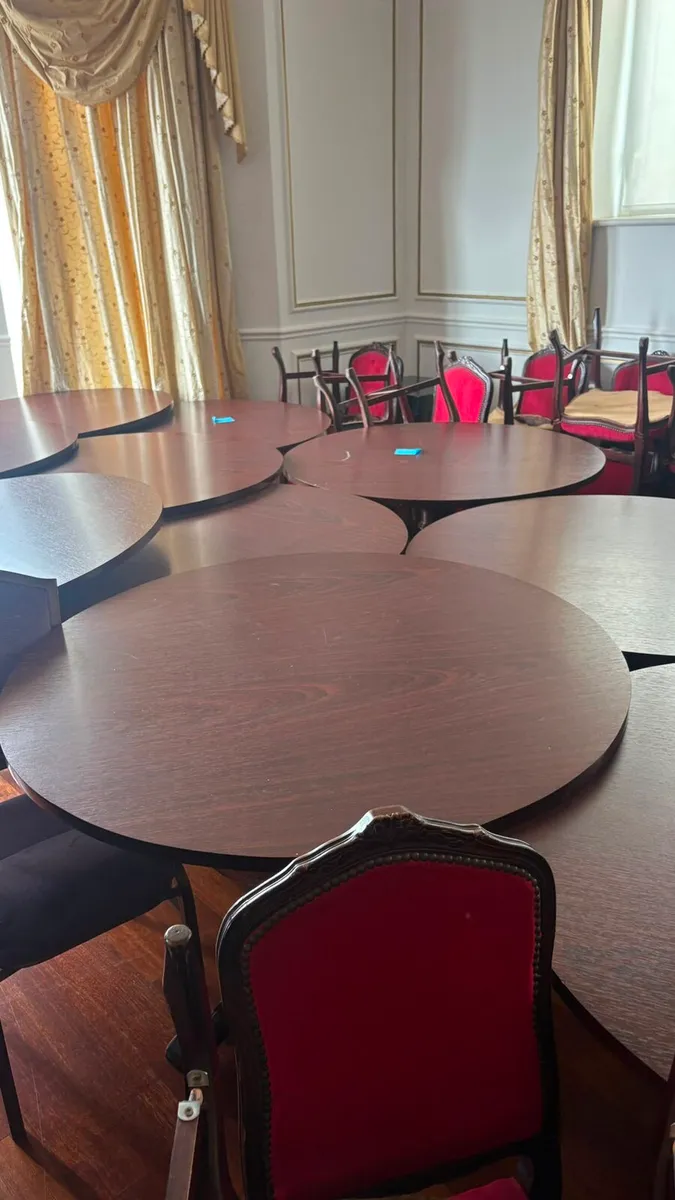 Table and chairs - Image 2