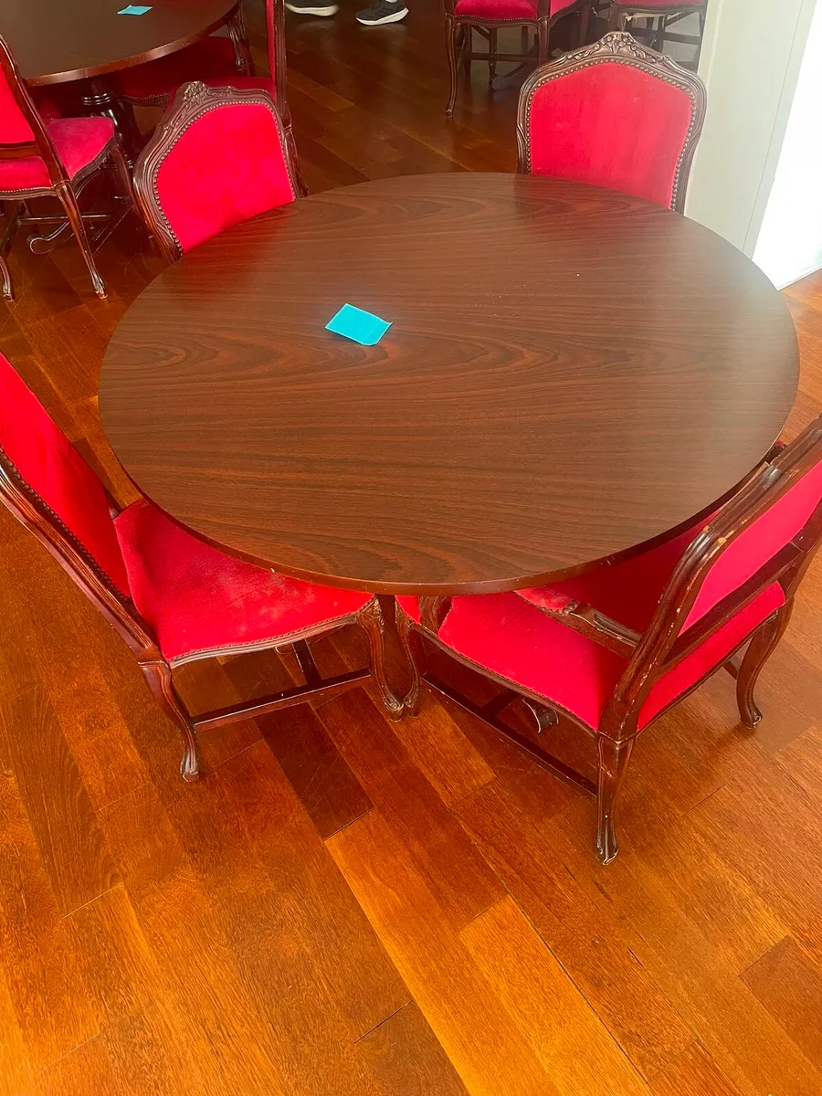 Table and chairs - Image 3