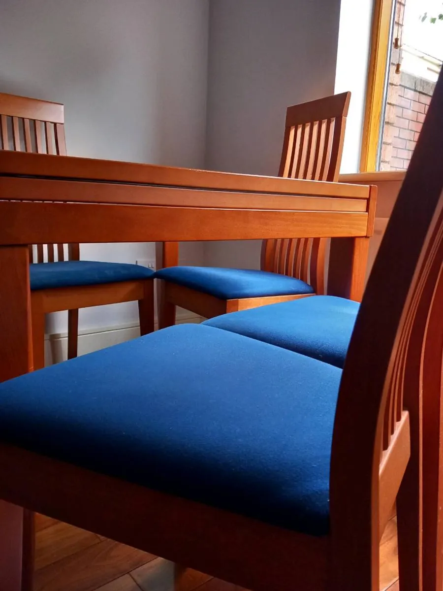 Dining table with chairs - Image 2