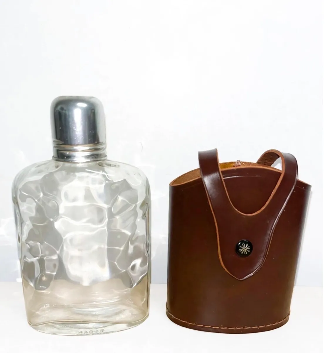Vintage whiskey flask in leather case - Image 4
