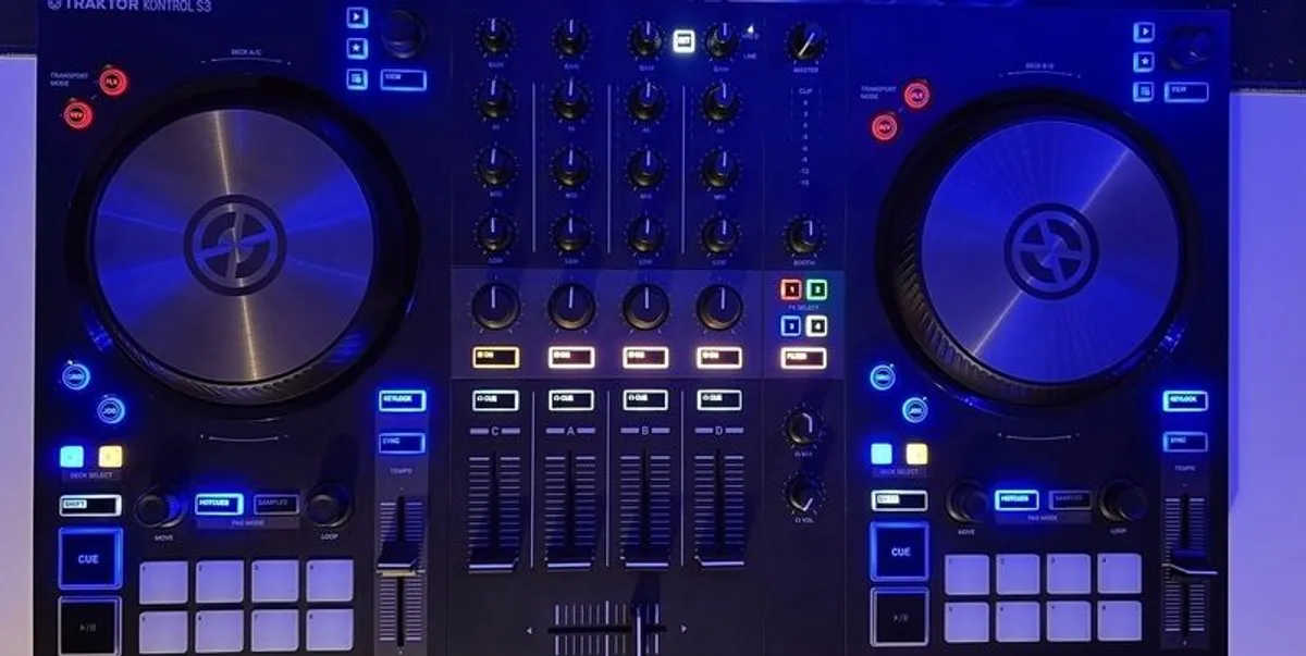 Native Instruments Traktor Kontrol S3 DJ Controller Excellent Condition - Image 1