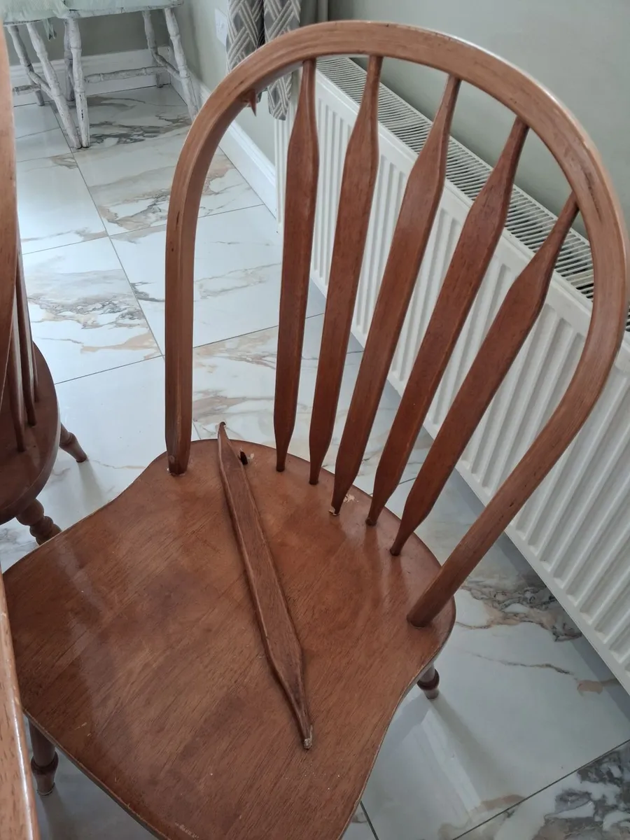 Table and chairs - Image 2