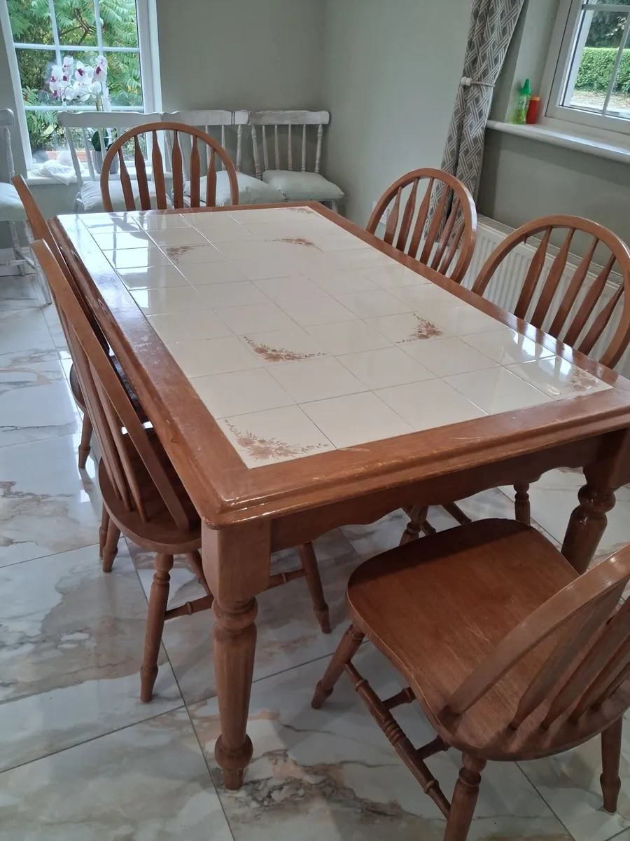 Table and chairs - Image 1