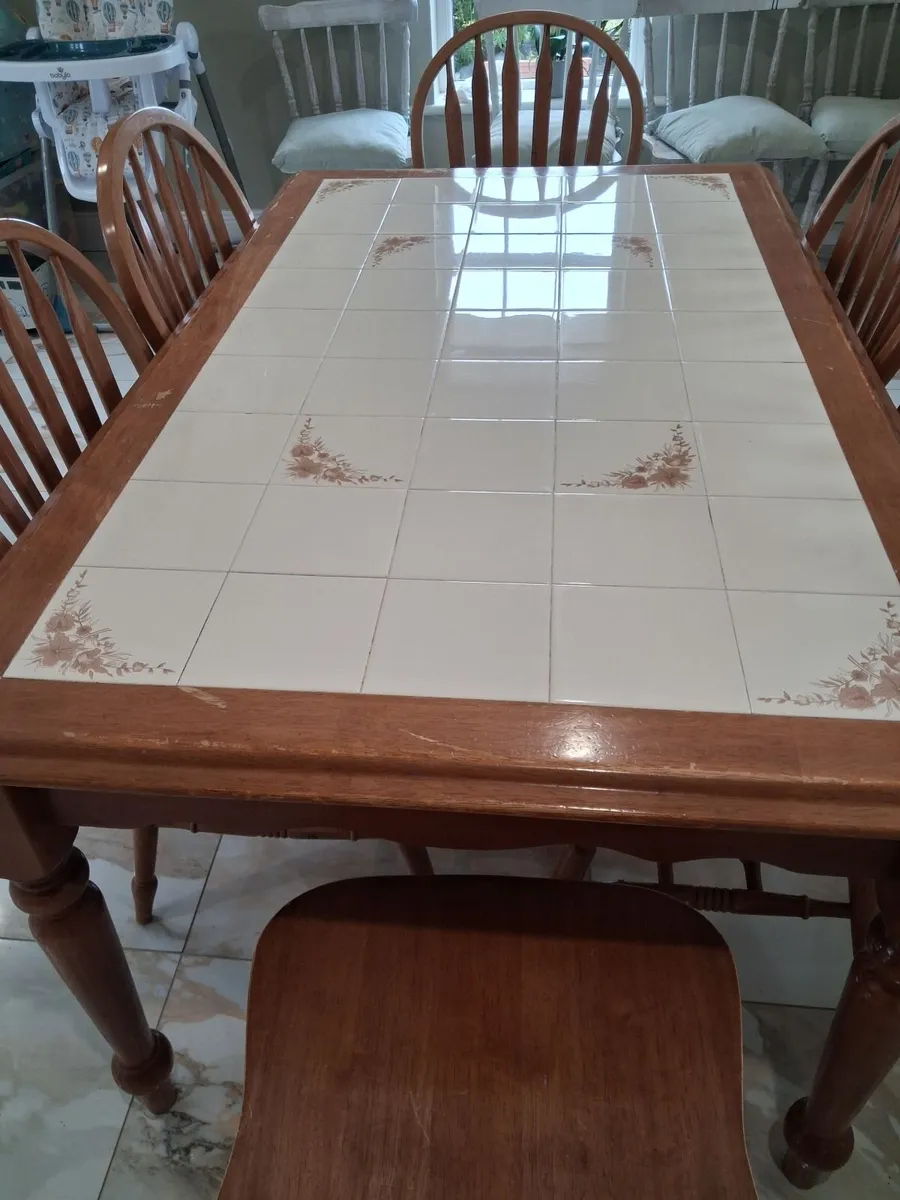 Table and chairs - Image 3