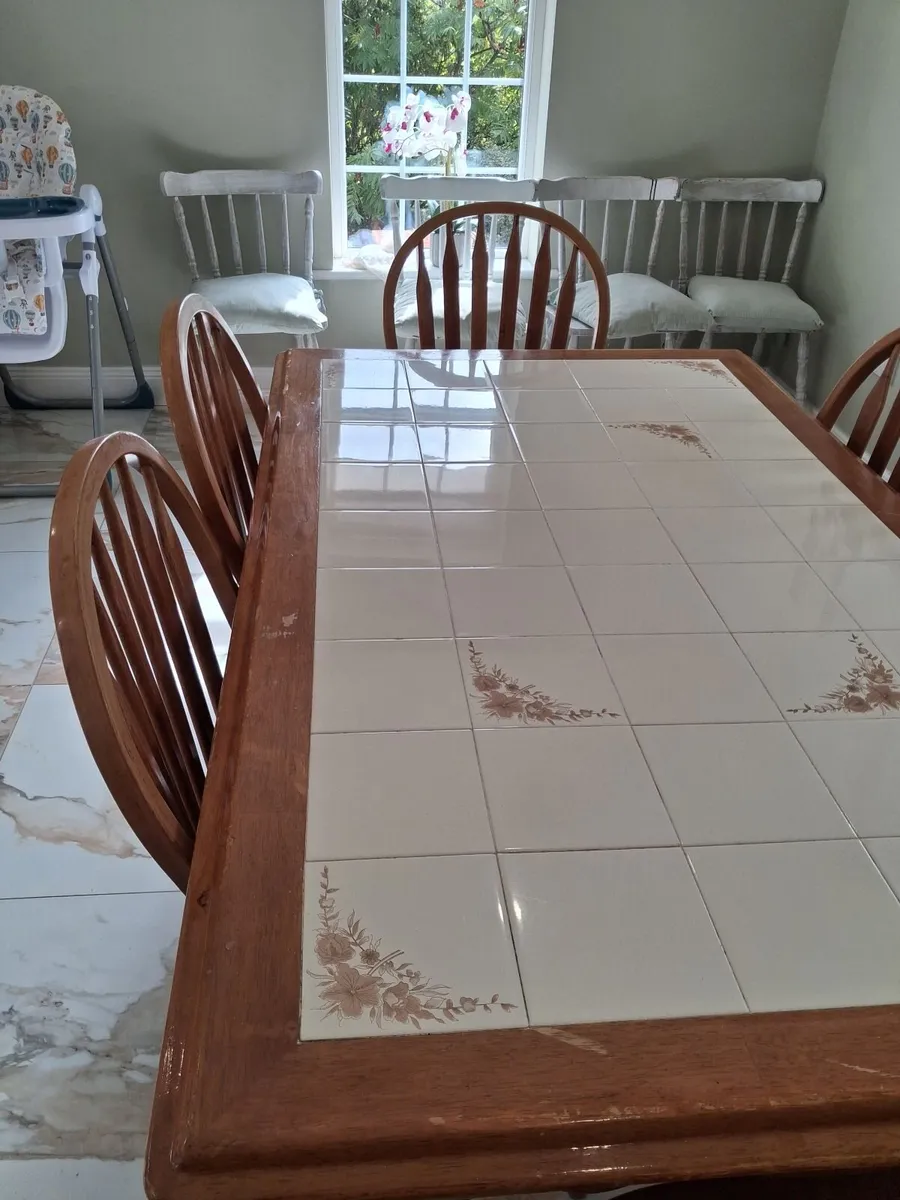 Table and chairs - Image 4