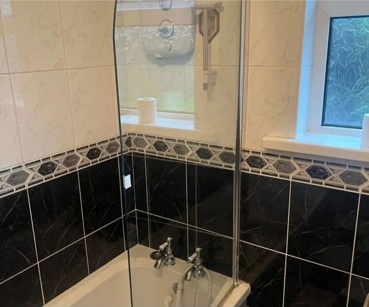 Bath shower screen