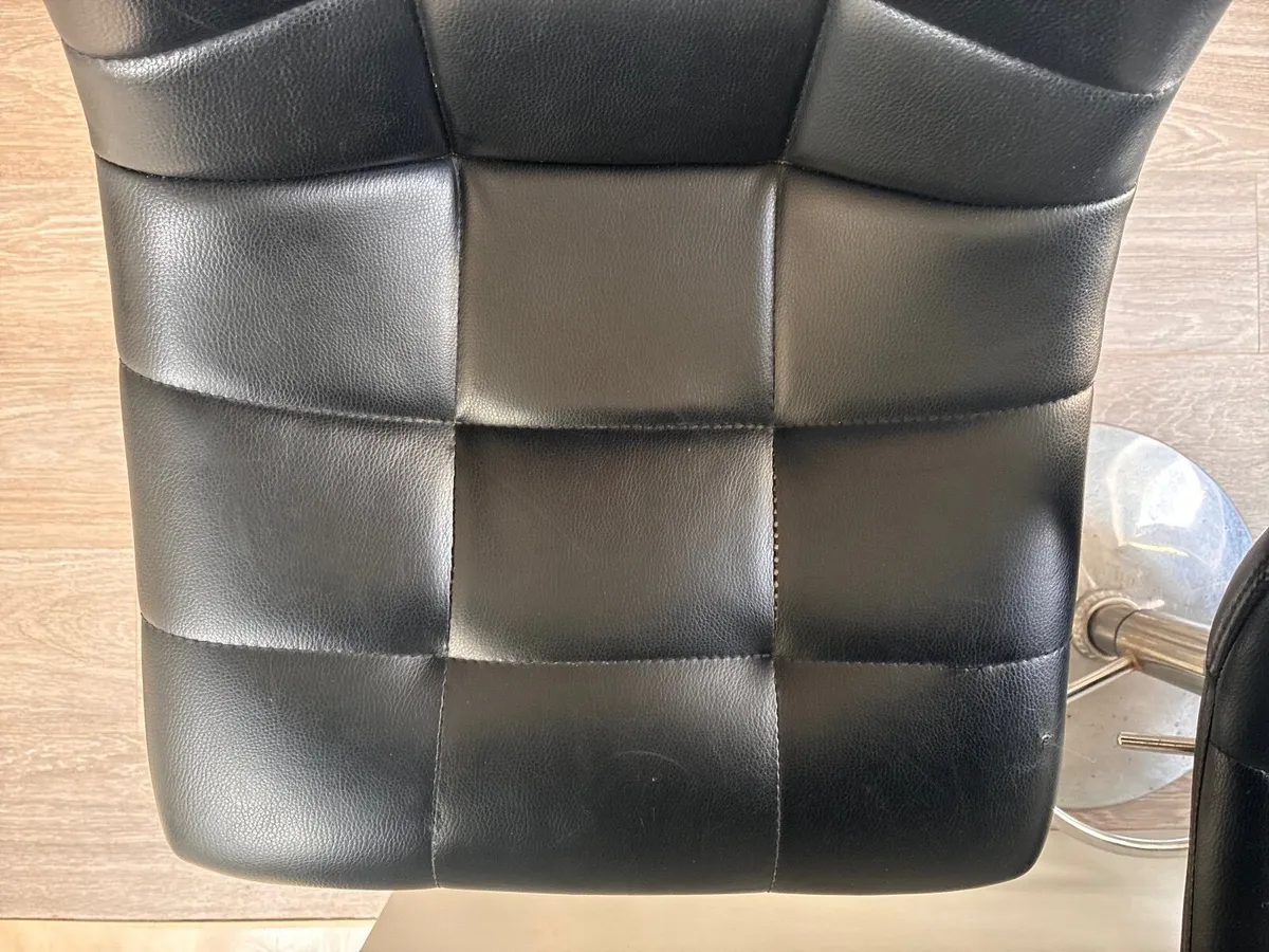 3x Black Faux Leather Quilted Bar Stools (Collecti - Image 4