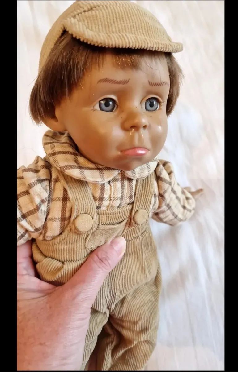 Porcelain crying boy doll - Image 2