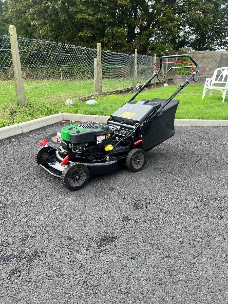 Active commercial lawnmower - Image 1