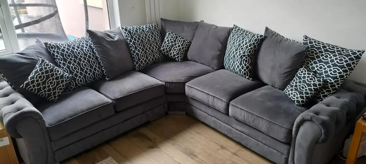 Corner couch - Image 1