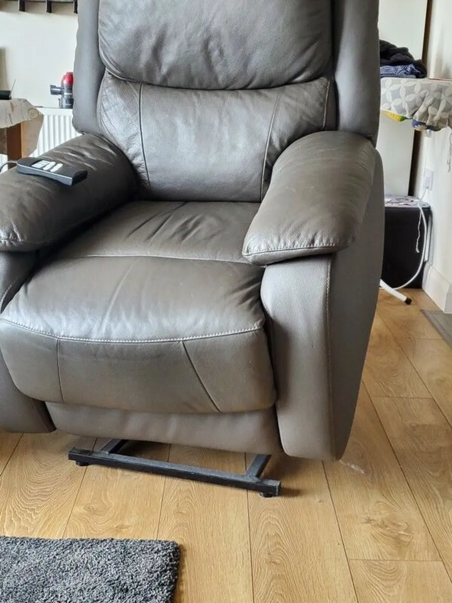 Faux Leather Recliner Riser - Image 4