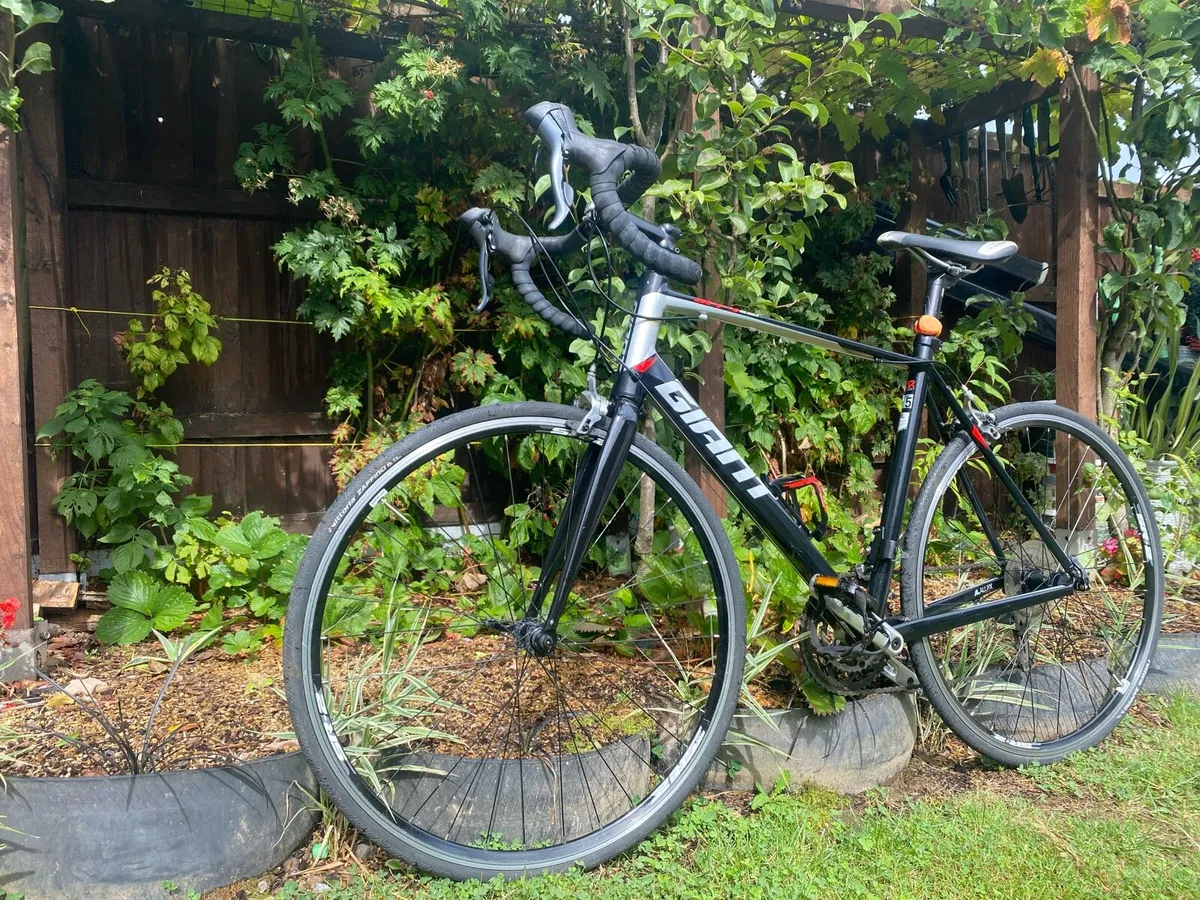 Like new Giant Defy 5 ML 700x25c wheels - Image 4
