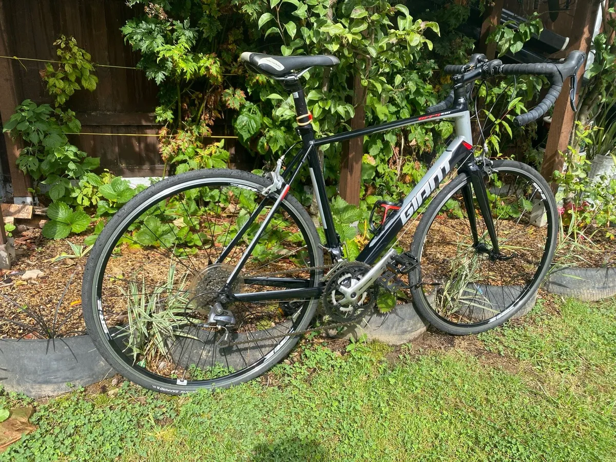 Like new Giant Defy 5 ML 700x25c wheels - Image 3