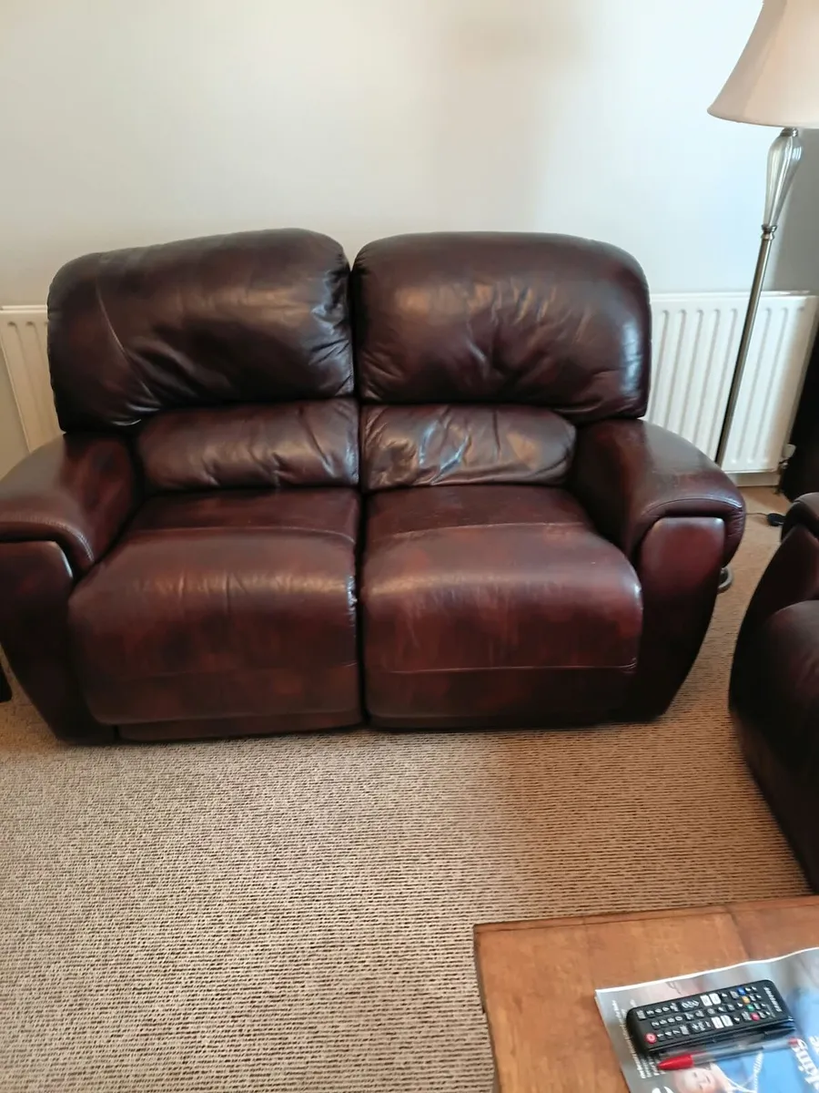 2 seater leather couch - Image 1