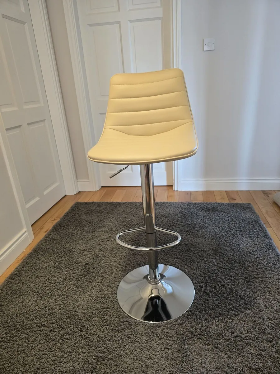 Bar Stools x 4 - Image 1