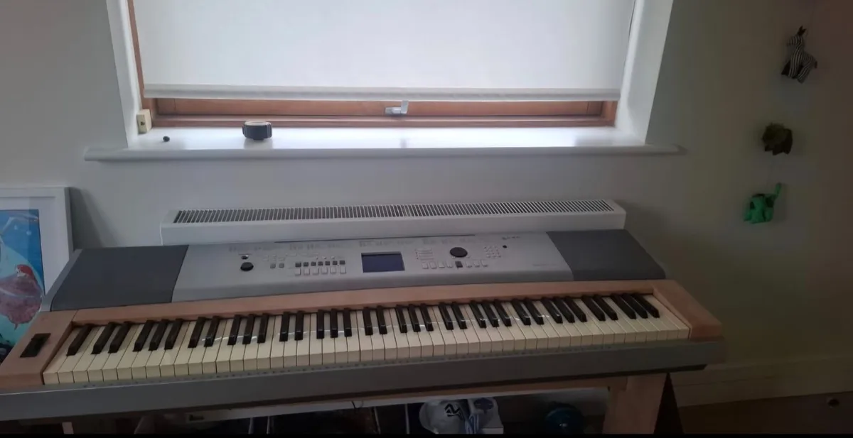 Electric piano with weighted keys