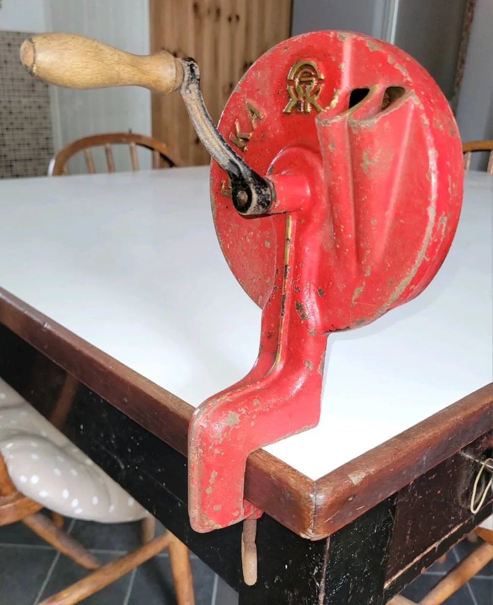 Vintage vegetable cutter - Image 1