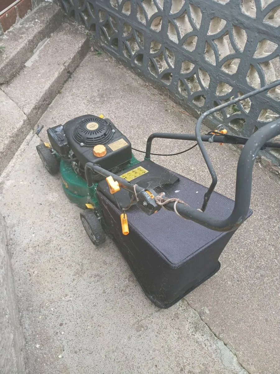 LAWNMOWER FOR SALE PULLY STRING NEEDS TO BE REPLAC - Image 3
