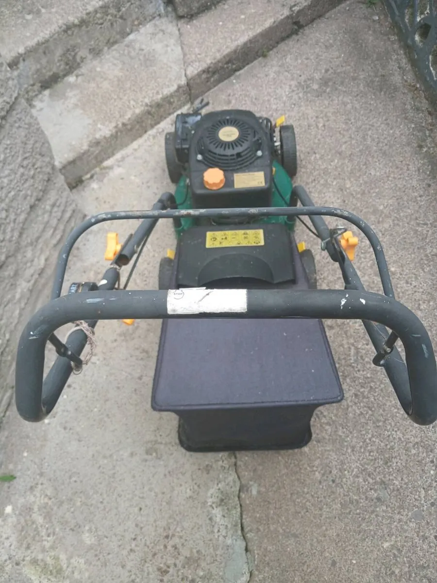 LAWNMOWER FOR SALE PULLY STRING NEEDS TO BE REPLAC - Image 4