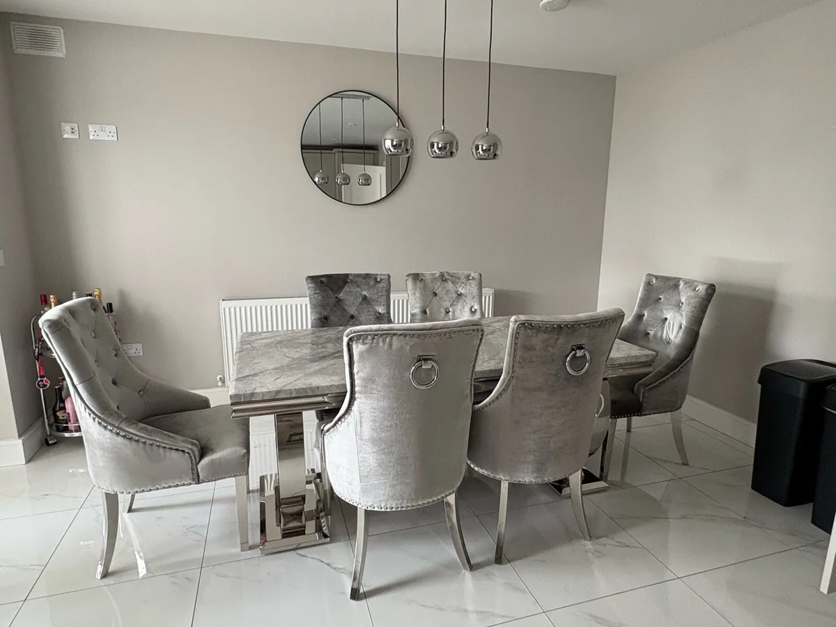 Table & 6 chairs - Image 1