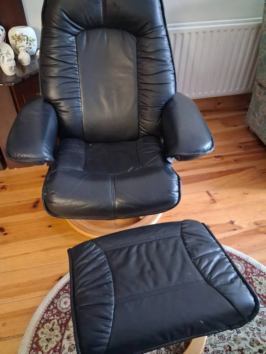 Two leather swivel chairs with 2 foot stools - Image 1
