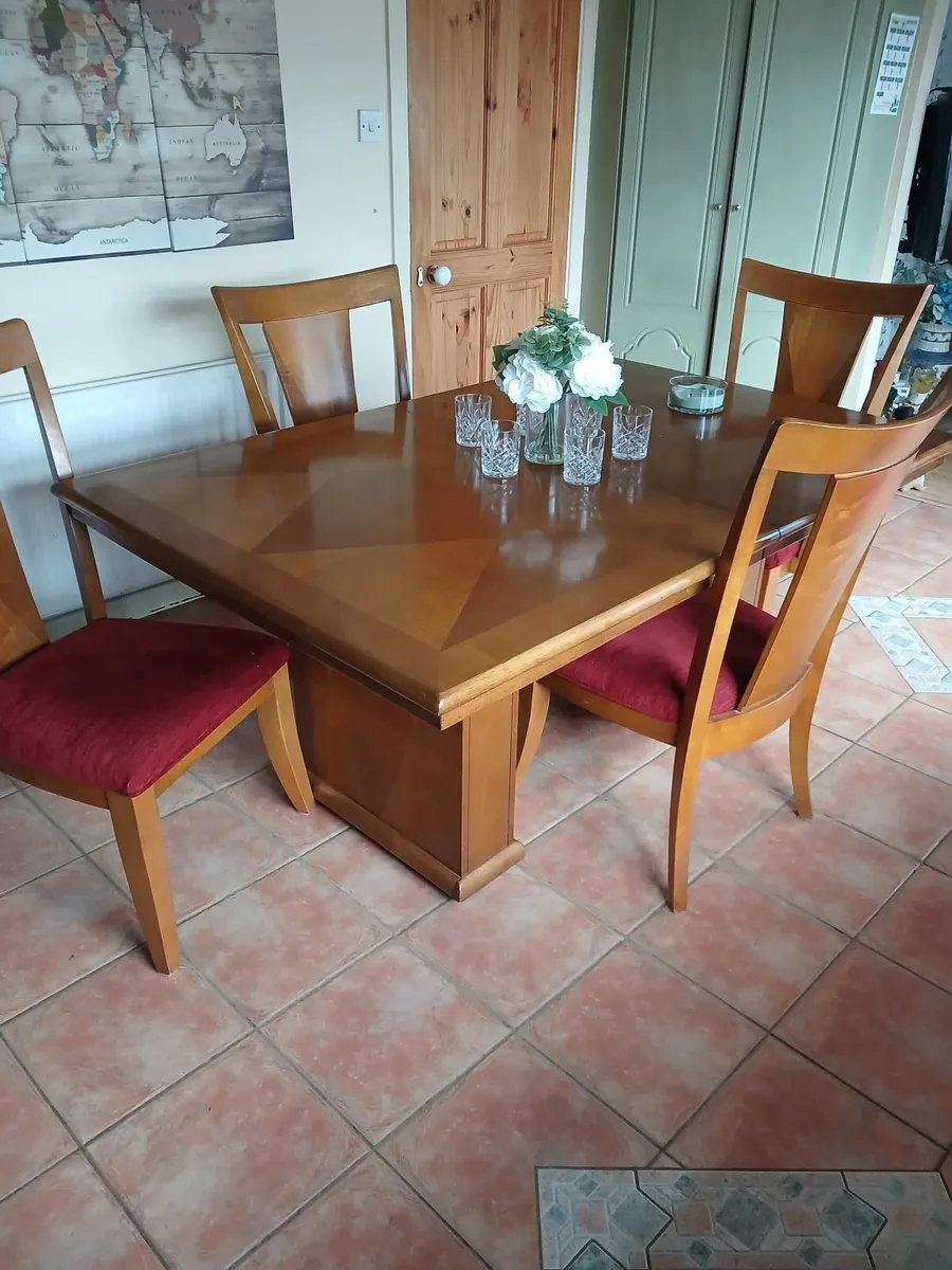 Table and chairs - Image 2