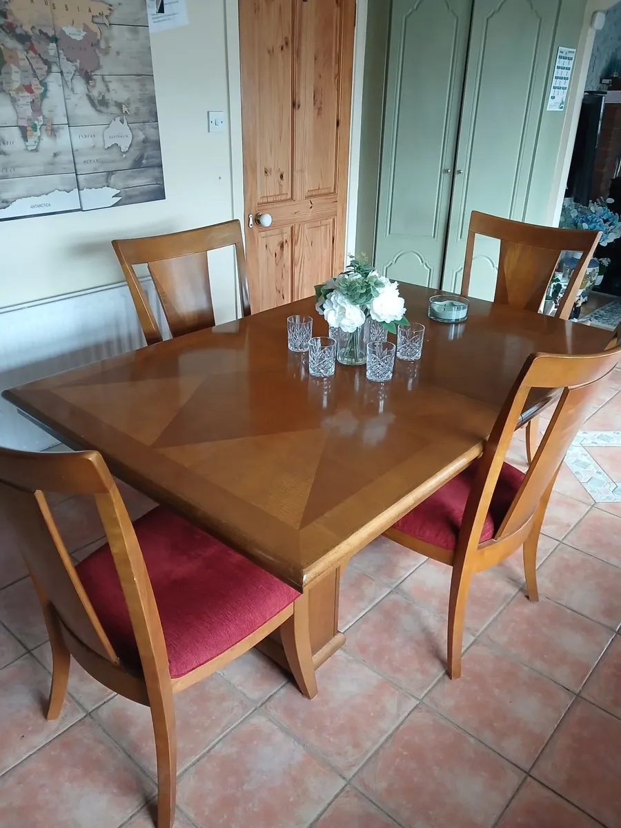 Table and chairs - Image 1