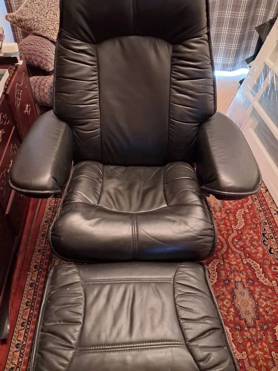Two leather swivel chairs with 2 foot stools - Image 2
