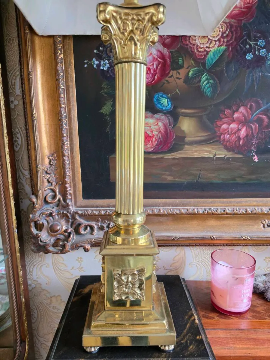 Tall vintage corinthian brass lamp and shade - Image 4