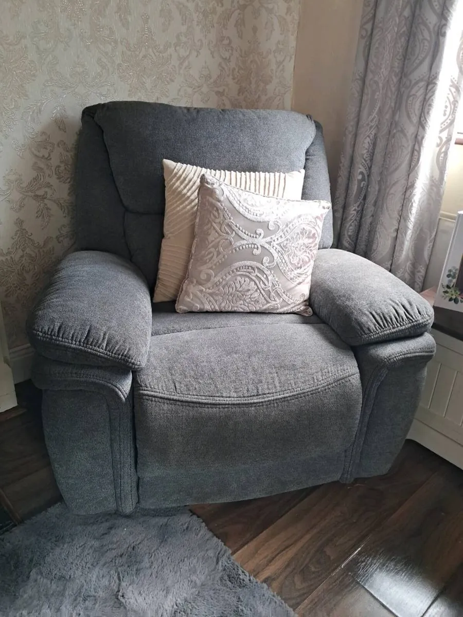 3 seater couch and 2 armchairs - Image 2