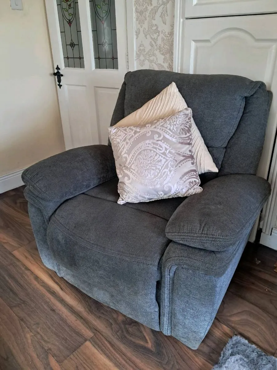 3 seater couch and 2 armchairs - Image 3