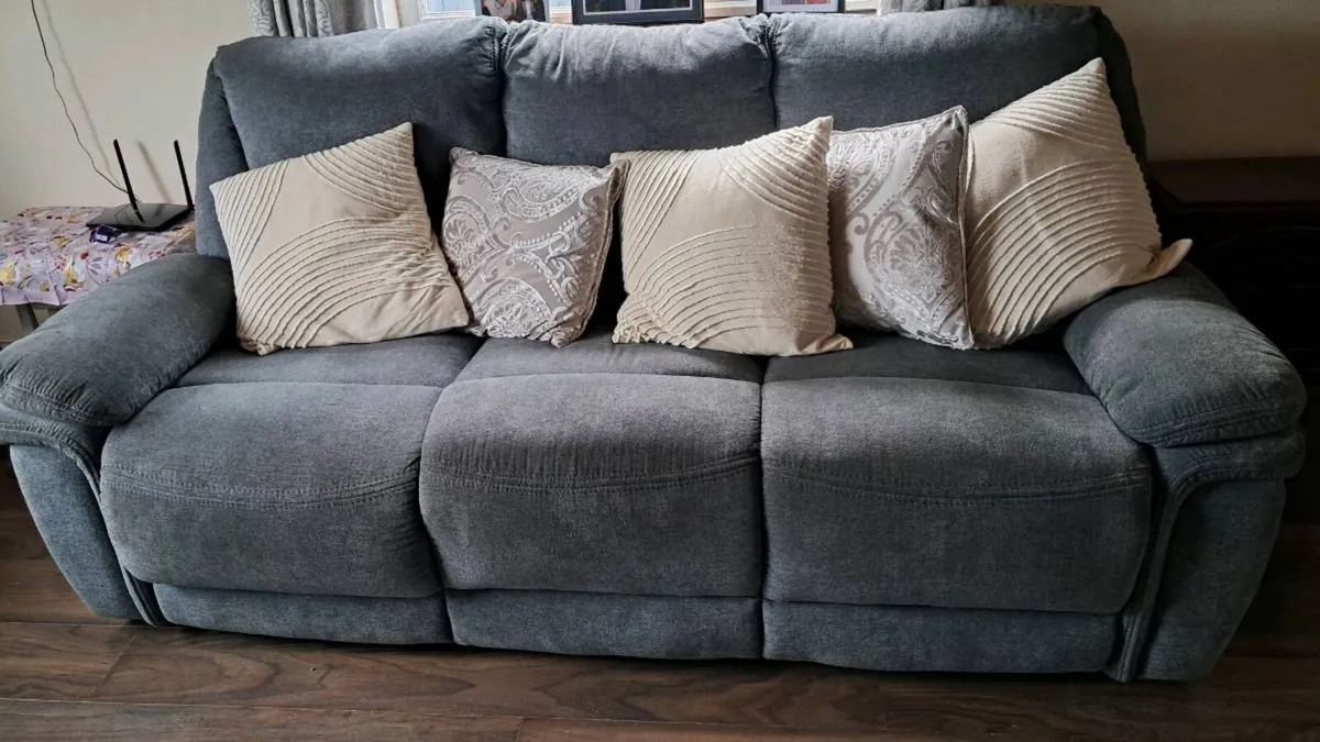 3 seater couch and 2 armchairs - Image 1