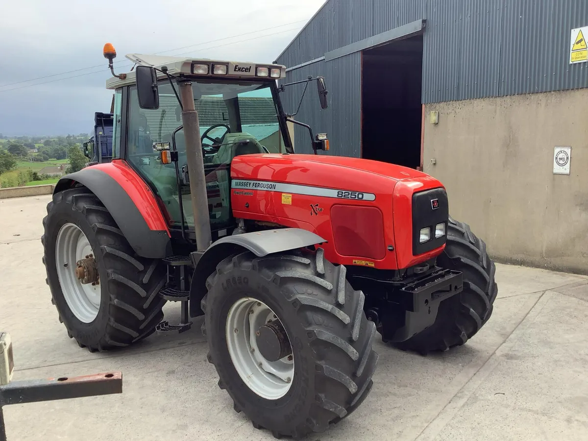 2002 MF 8250 - Image 3