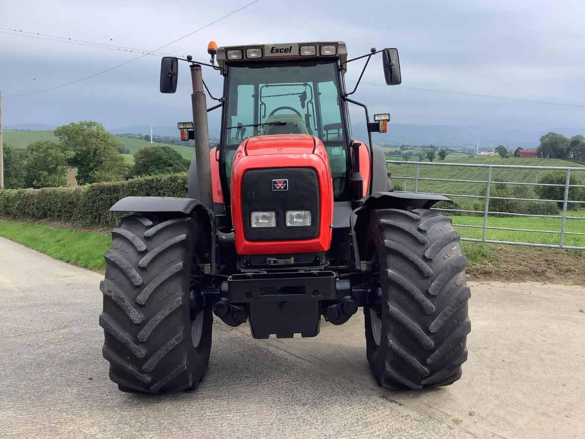 2002 MF 8250 - Image 2