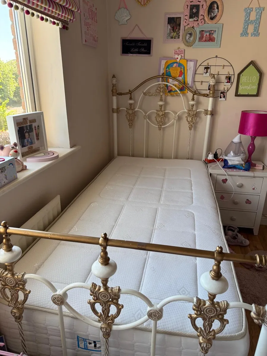 Bed's - Image 1