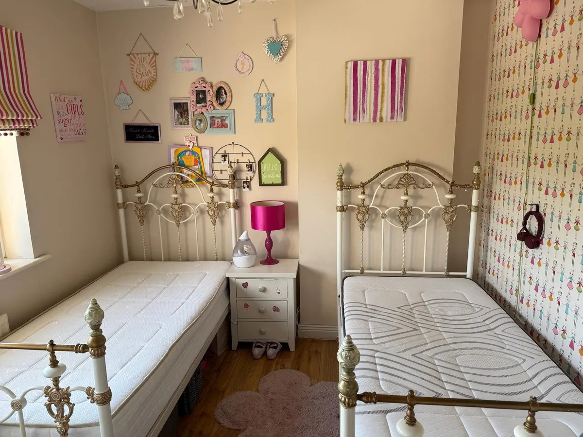 Bed's - Image 2