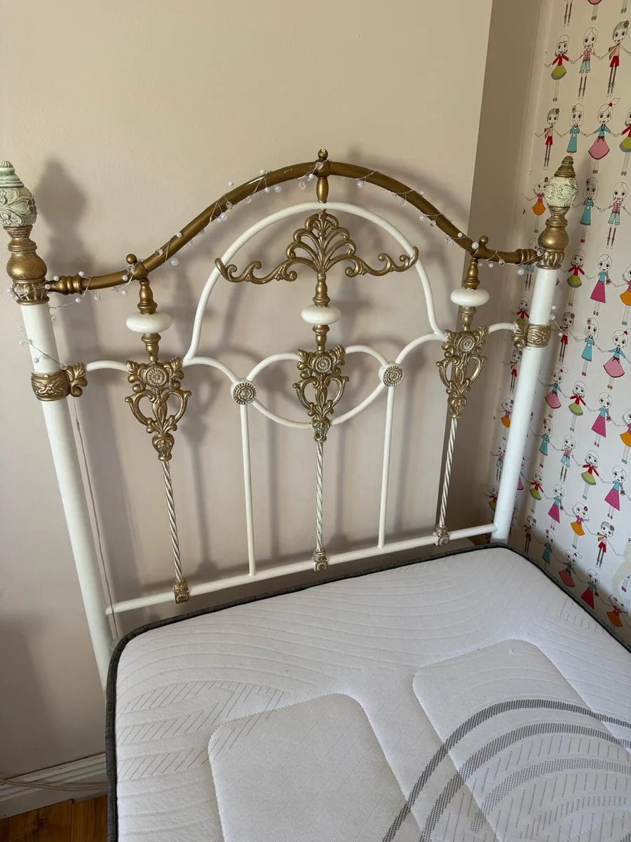 Bed's - Image 4