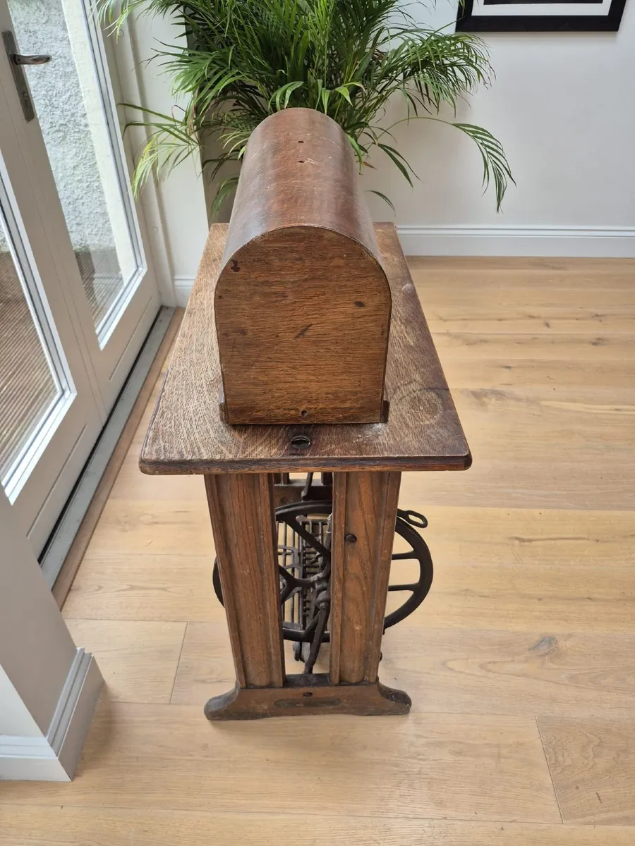 Singer Sewing Machine with cabinet and lid - Image 2