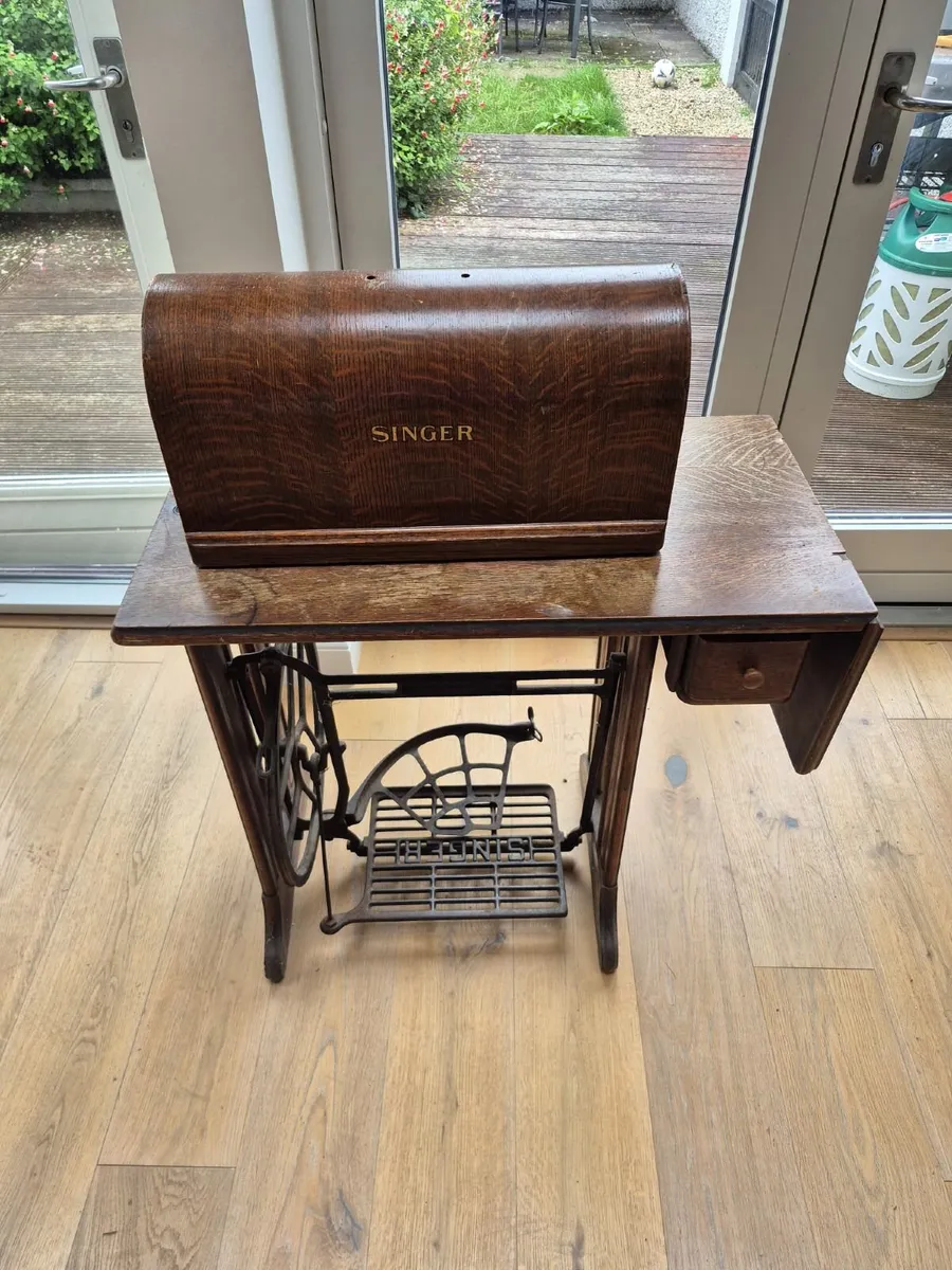 Singer Sewing Machine with cabinet and lid - Image 3