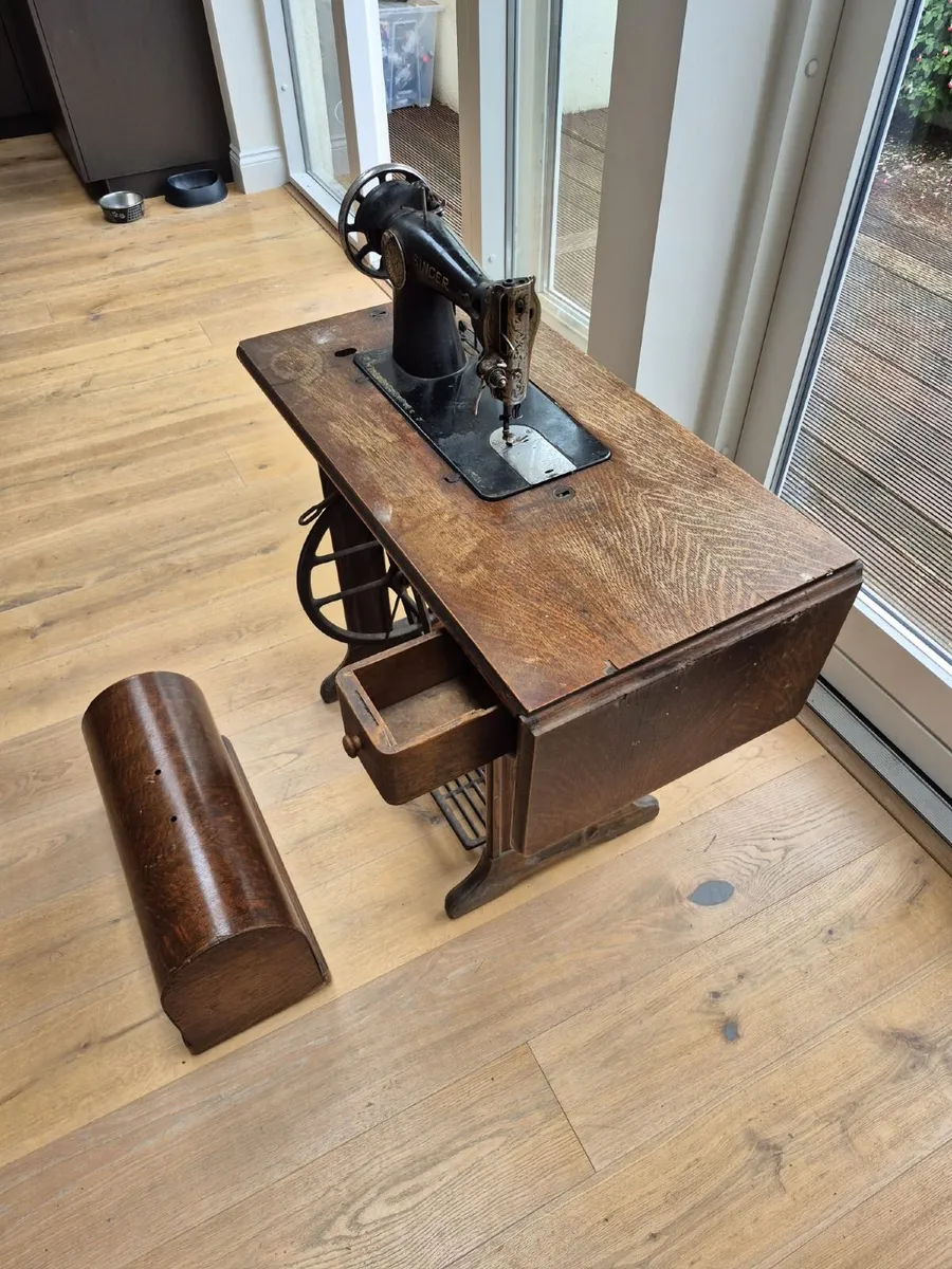 Singer Sewing Machine with cabinet and lid - Image 4