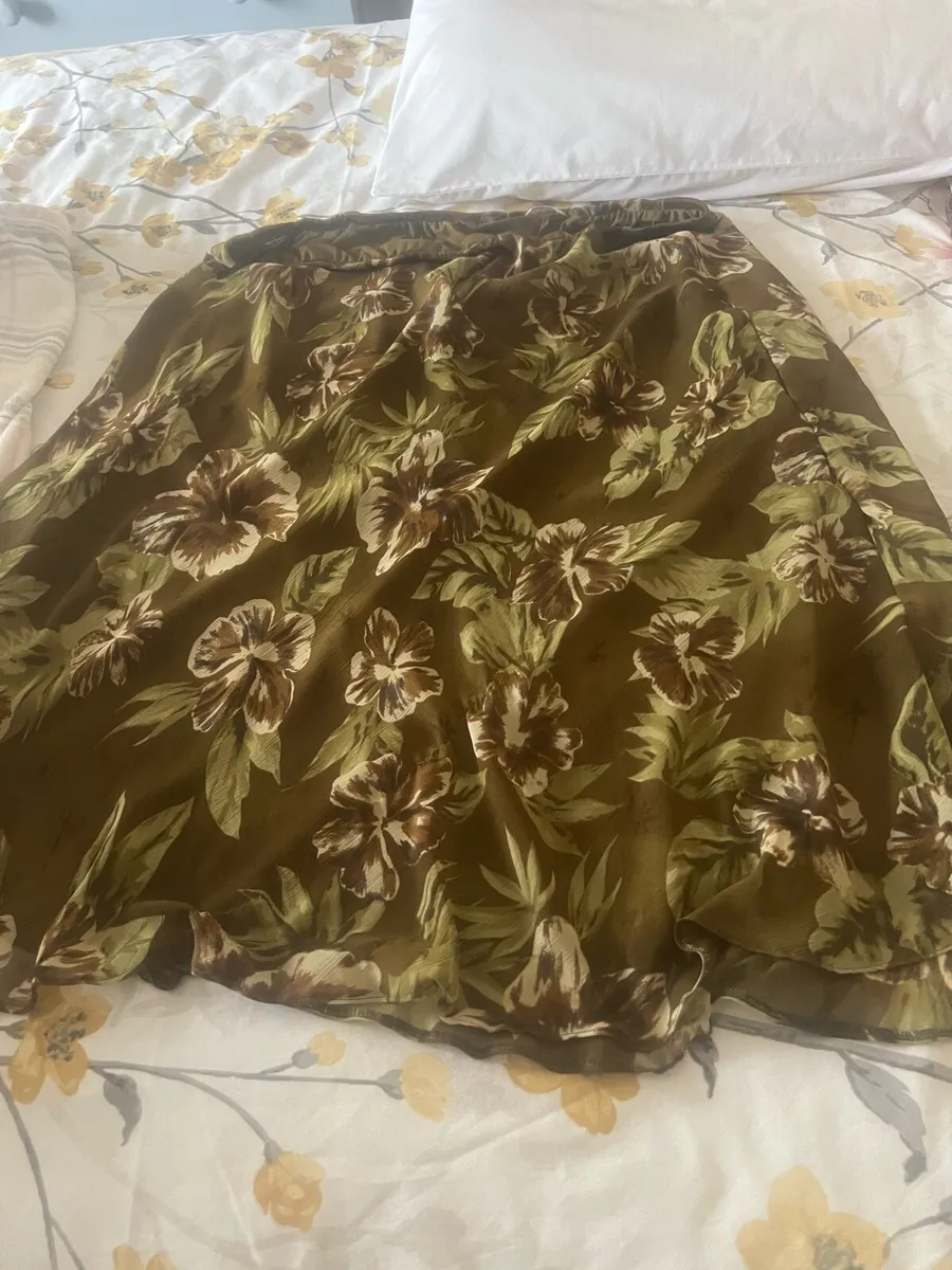 Ladies skirt size 24 €10 - Image 3