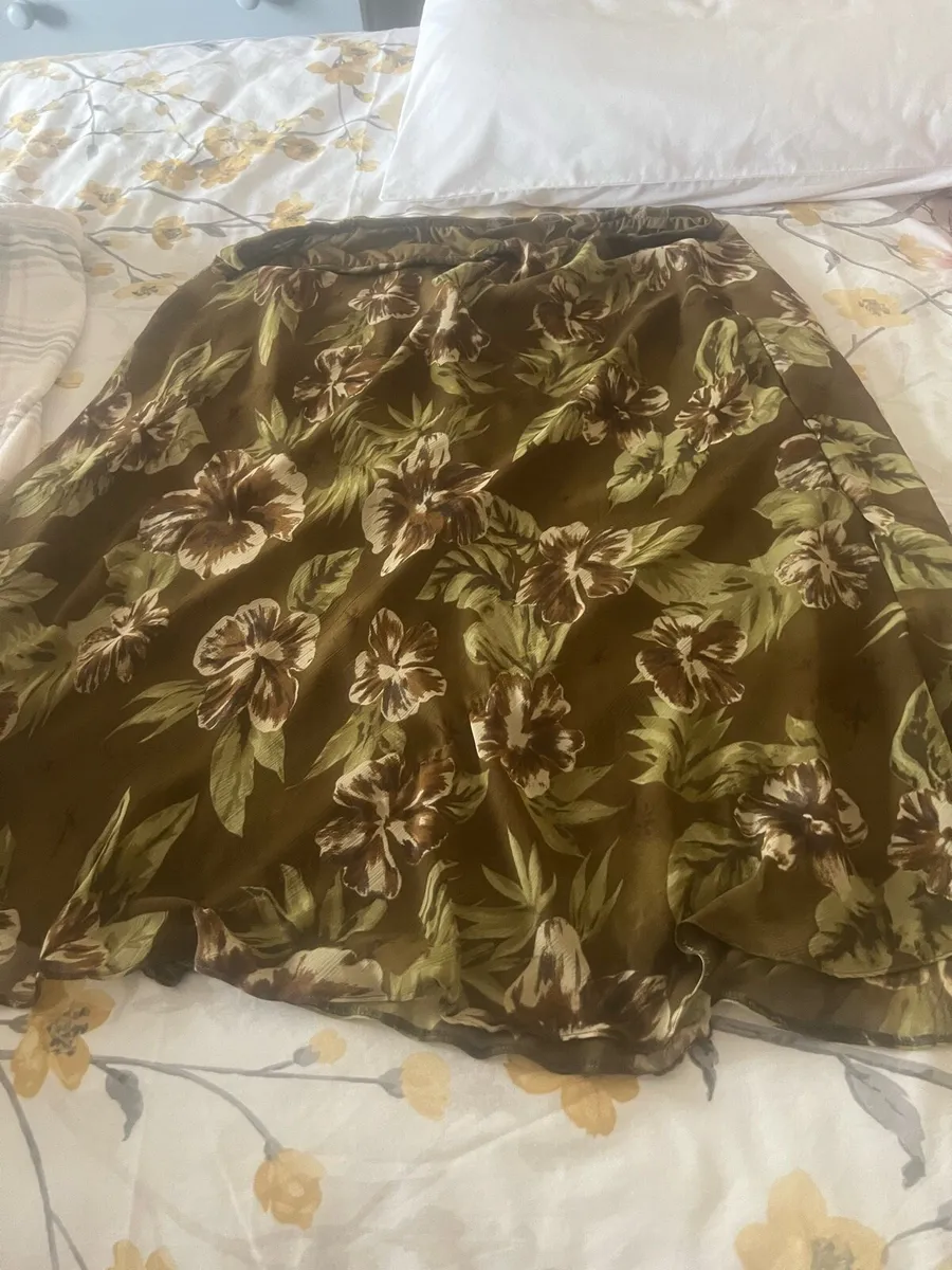 Ladies skirt size 24 €10 - Image 1