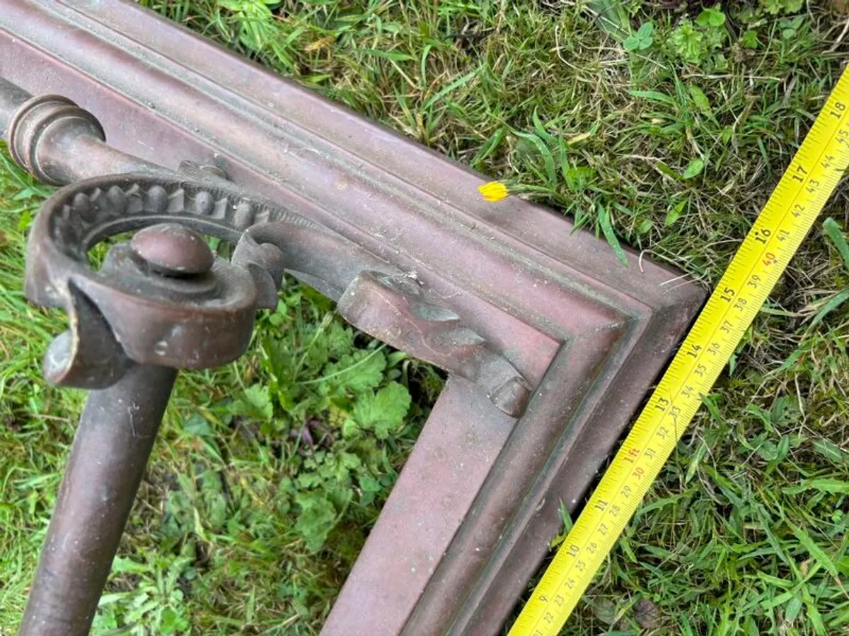Enhance your hearth with this authentic Victorian brass fender - Image 3