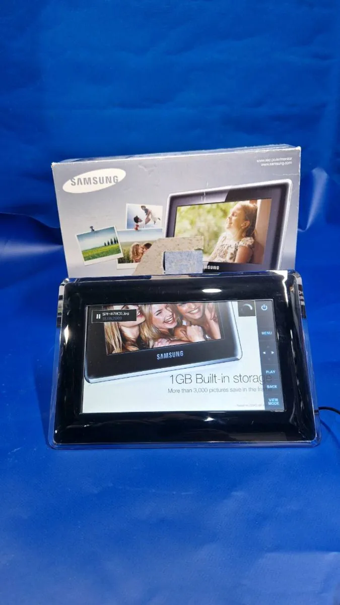 Samsung 8-inch Digital Photo Frame - Image 1