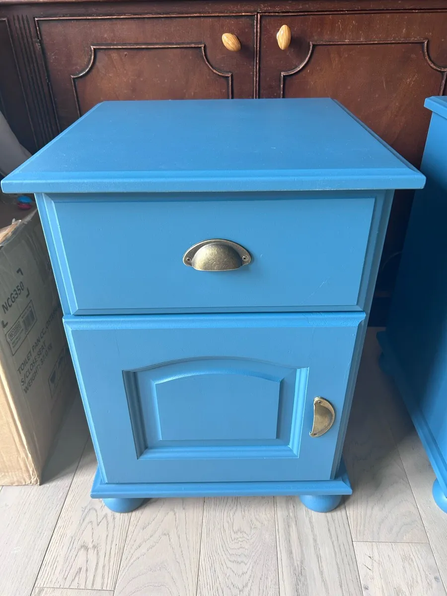 Bedroom locker table - Image 1