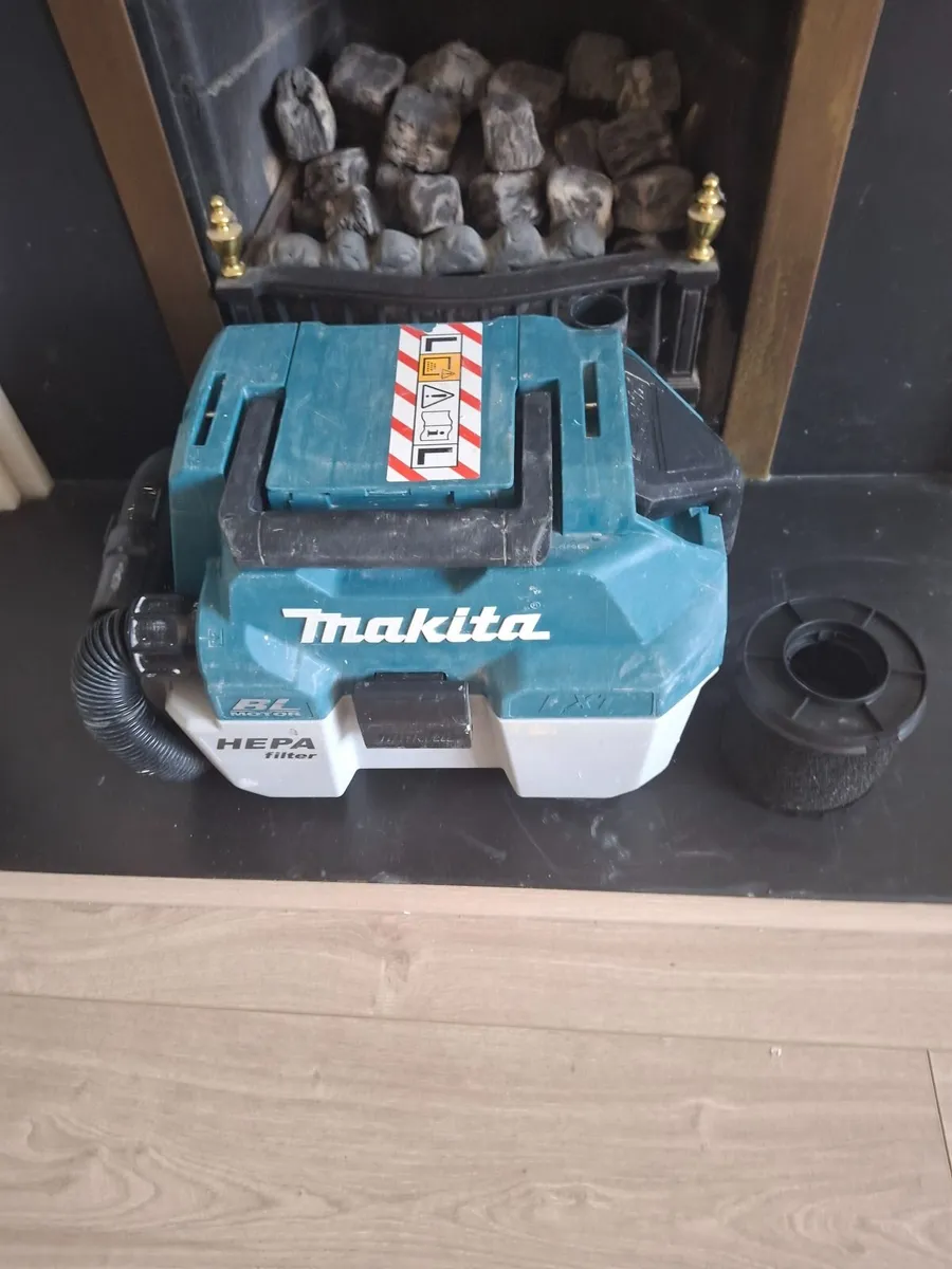 Makita dcv750l vacuum - Image 1