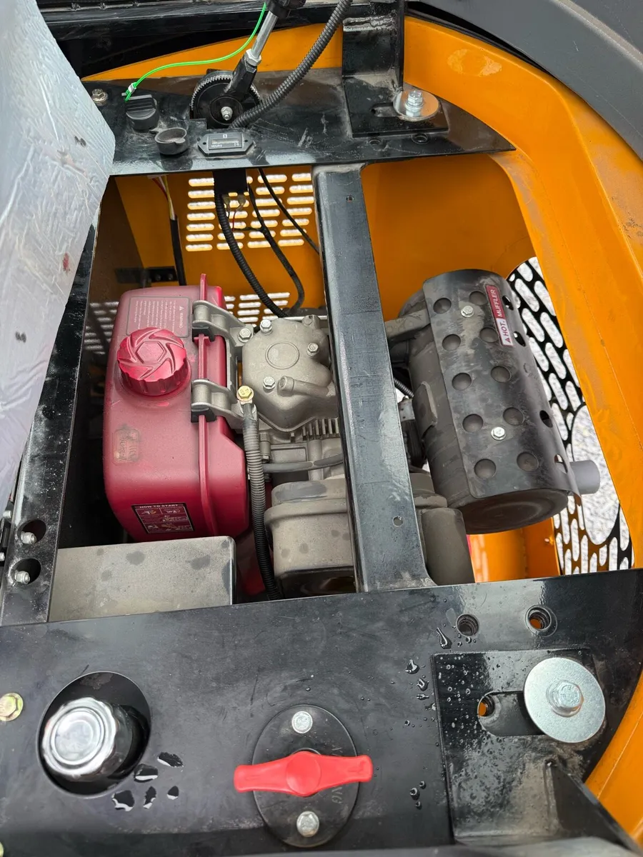 1.2 ton mini digger - Image 3