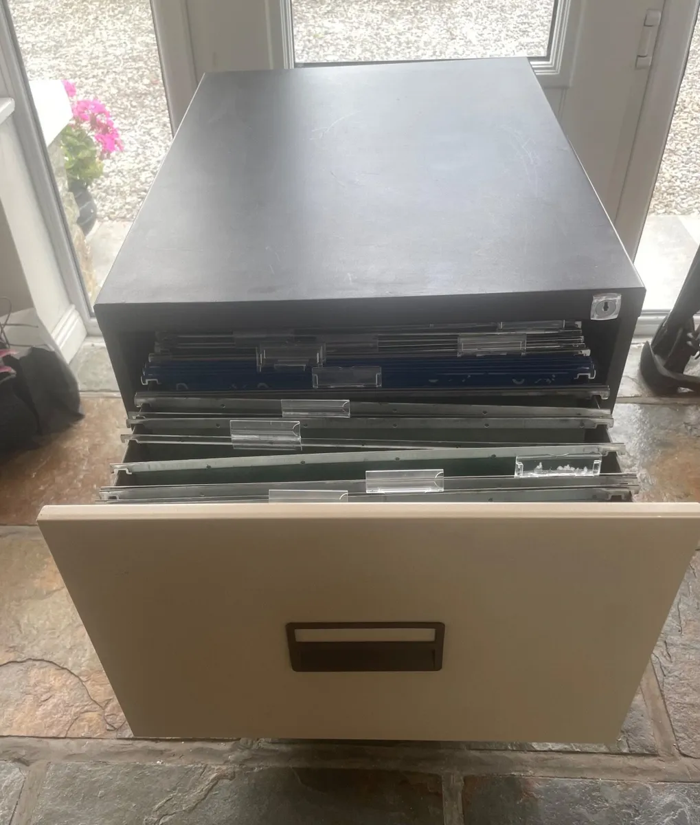 Triumph steel 2-drawer filing cabinet. - Image 3
