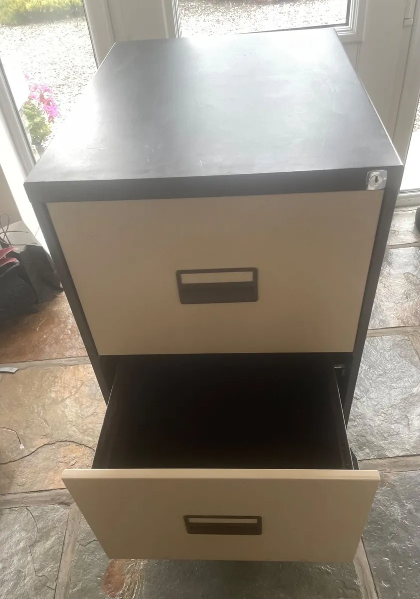 Triumph steel 2-drawer filing cabinet. - Image 4