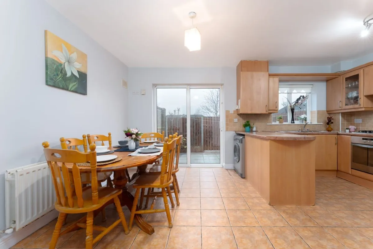 Dining table with 6 chairs - Image 1